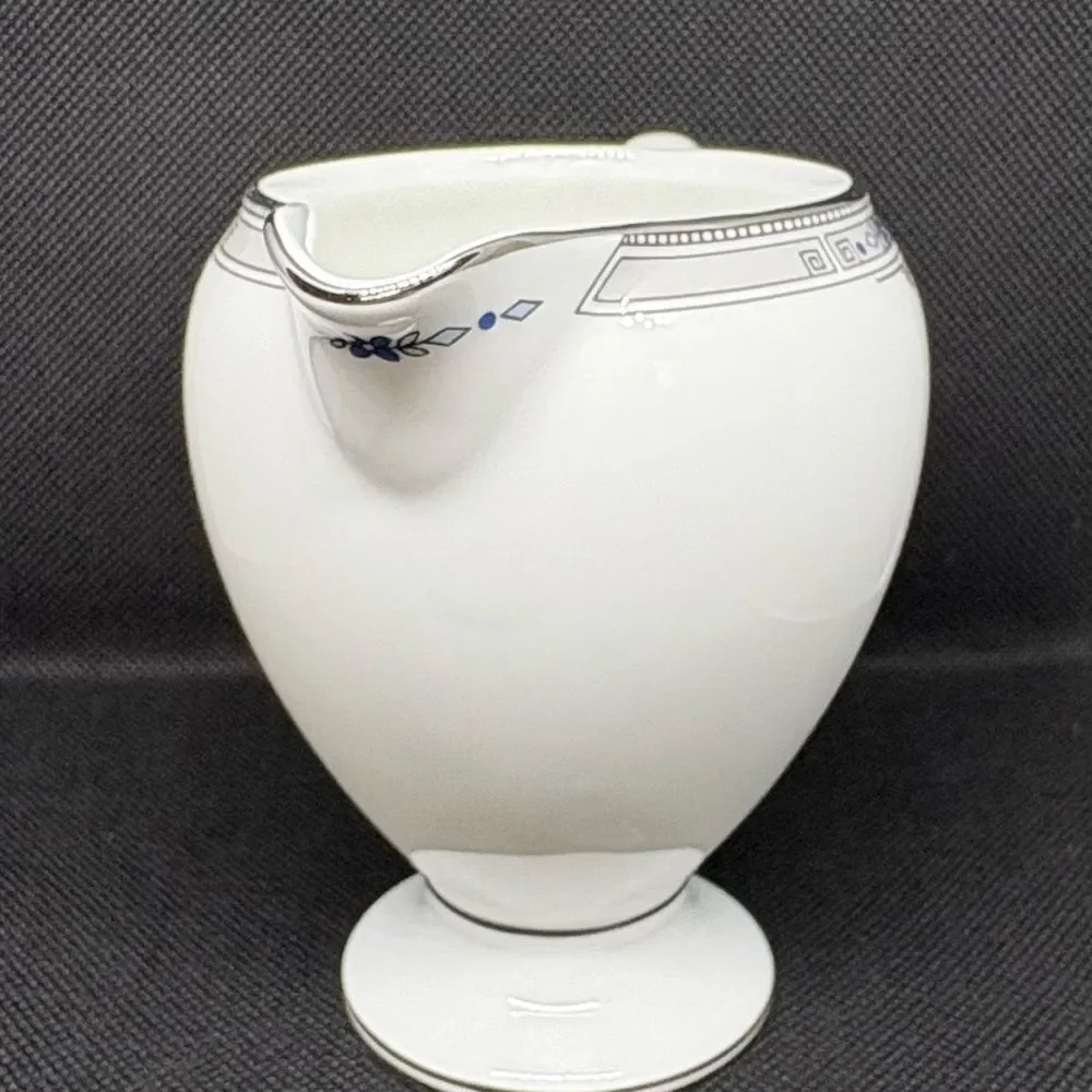 Vintage Wedgwood Amherst Platinum Globe shape milk jug creamer